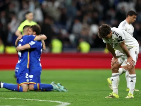 Phòng thay đồ Real Madrid lại dậy sóng