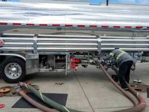 Tháo chạy khỏi làn sóng AI giữa nỗi lo lạm phát giá dầu