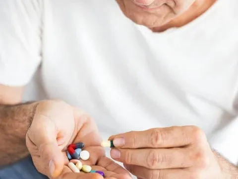 Tự ý dùng thuốc giảm đau kéo dài, cụ ông rơi vào nguy kịch 0