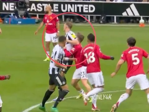 Trung vệ Newcastle gây phẫn nộ