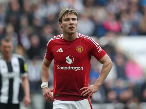 Hành động gây bất bình của Hojlund với CĐV MU