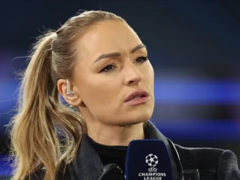 Nữ MC phản ứng dữ dội vì Arsenal bị chê