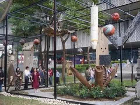 Bản giao hưởng từ những mảnh xác máy bay