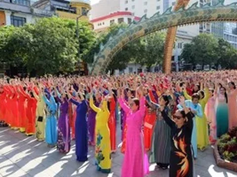 3.000 người đồng diễn áo dài tại phố đi bộ Nguyễn Huệ dịp 8/3