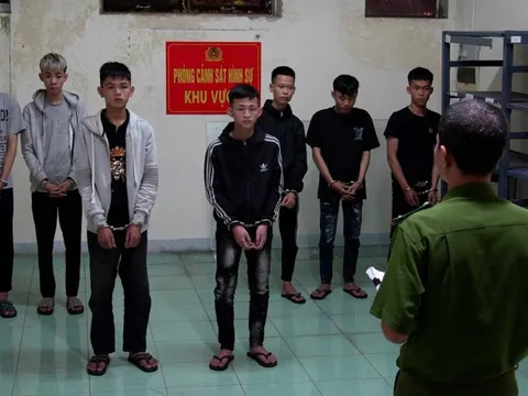 Bắt khẩn cấp nhóm đối tượng mang dao quần thảo trên phố lúc nửa đêm