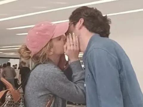 Emma Watson đựợc bắt gặp công khai 'khoá môi' bạn trai tỷ phú