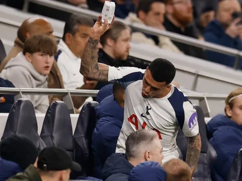 Cầu thủ Tottenham hành động gây phẫn nộ