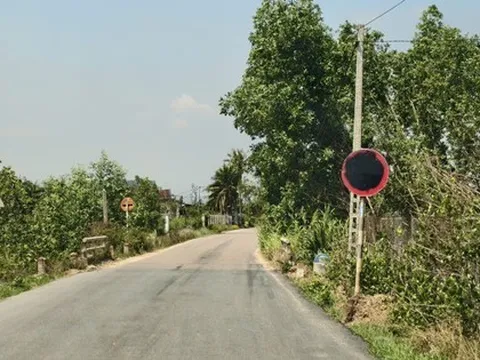 Khó hiểu biển báo tải trọng liên tục bị bôi đen trên tuyến đường phục vụ sân bay Phù Cát