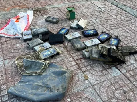 Điều tra vụ phát hiện túi chứa 24 bánh nghi ma túy trôi dạt vào bờ biển