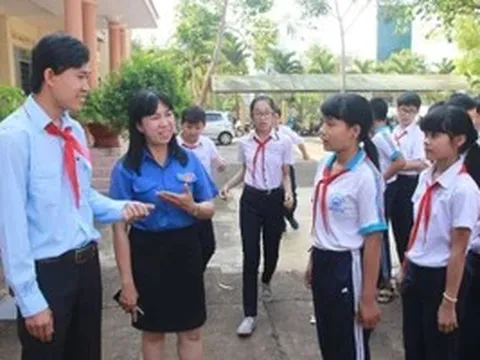 Giáo viên bậc THCS kiêm công tác Bí thư Đoàn có được hưởng như THPT?