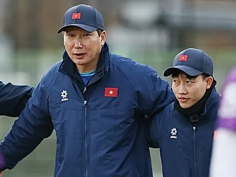 HLV Kim Sang-sik trực tiếp dạy bóng đá cho cầu thủ nhí tại TP.HCM