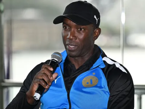 Huyền thoại MU mất việc vì không thể giành vé World Cup