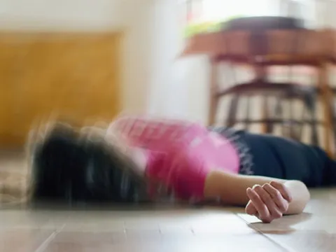 Cô gái 18 tuổi đau dữ dội lúc nửa đêm, bác sĩ cảnh báo khẩn 2 sai lầm nhiều người Việt vẫn làm