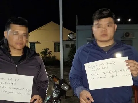 2 đối tượng có hành vi rải khoảng 1.500 tờ rơi cho vay tiền trả góp bị bắt quả tang