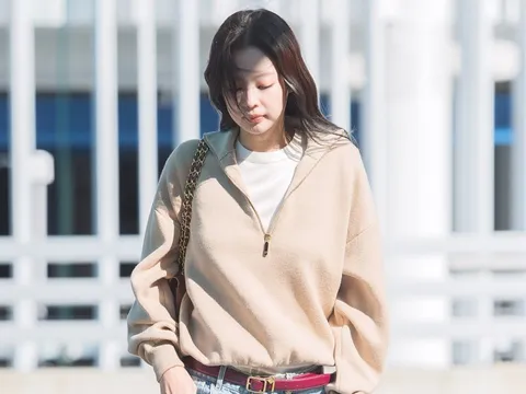 Jennie (BLACKPINK) khoe phong cách đơn giản ở sân bay, tươi tắn lên đường dự Paris Fashion Week