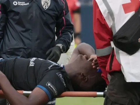 Cầu thủ gãy gập chân khi bị vào bóng thô bạo