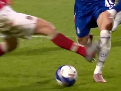 Cú đạp thô bạo vào chân Garnacho