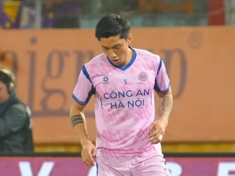 Văn Quyết từ chối bắt tay Văn Hậu sau pha va chạm