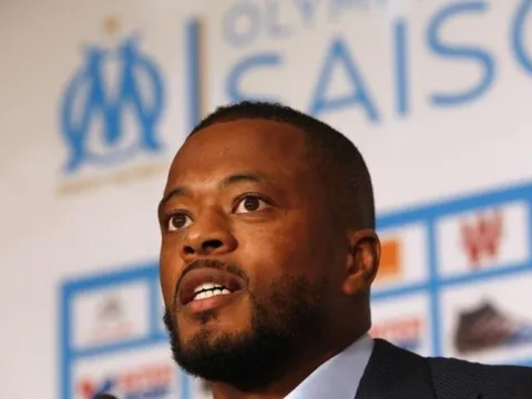 Evra bất ngờ cổ vũ Arsenal vô địch