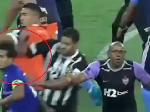 Hulk đấm đối thủ trong trận cầu bạo lực nhất Brazil với 23 thẻ đỏ