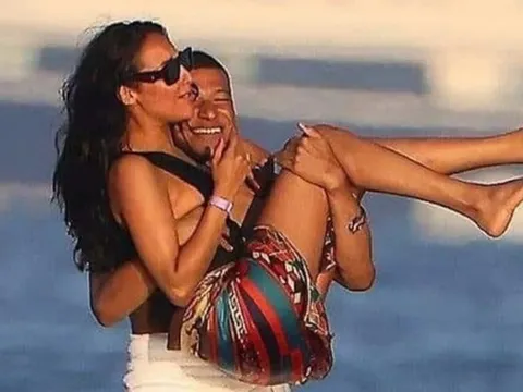 Chuyện tình của Mbappe với người đẹp chuyển giới lớn hơn 9 tuổi