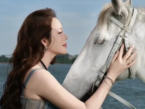 Sao Việt: Diễn viên Lý Nhã Kỳ đăng ảnh gợi cảm hút mắt