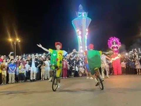 Hàng vạn người tham gia Carnaval đường phố tại Điện Biên