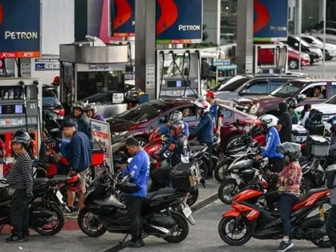 Người dân Philippines đổ xô mua xăng trước đợt tăng giá lớn