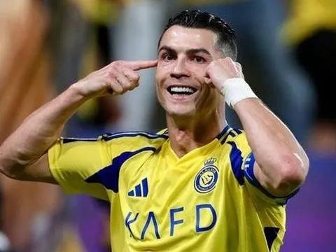 Khán đài Almeria hô vang 'Siuu' để chào Ronaldo