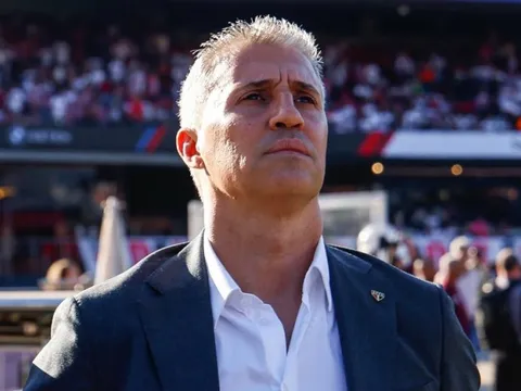 Huyền thoại Argentina bị sa thải