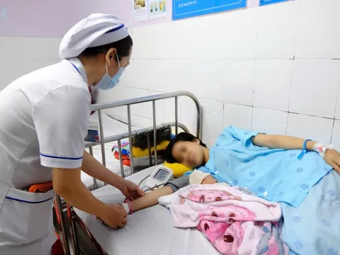 Thai phụ nguy kịch sau ăn ốc, bác sĩ mổ khẩn cứu hai mẹ con