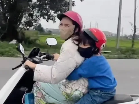 Hòa Minzy nói về khoảnh khắc ăn diện giản dị, lái xe máy chở bé Bo ở quê