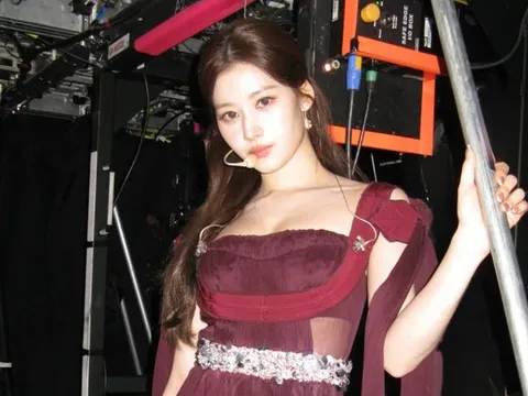 Sana (TWICE) gây chú ý với khoảnh khắc hậu trường quyến rũ