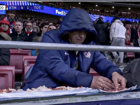 CĐV Atletico ung dung làm bánh mì trên khán đài