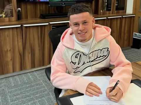 Con trai Rooney đổi đời