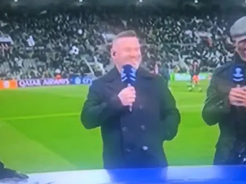 Rooney bật cười khi Liverpool thua trận