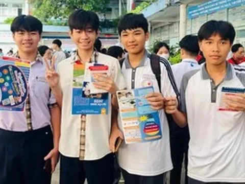 Số hóa tuyển sinh để chấm dứt cảnh xếp hàng thâu đêm