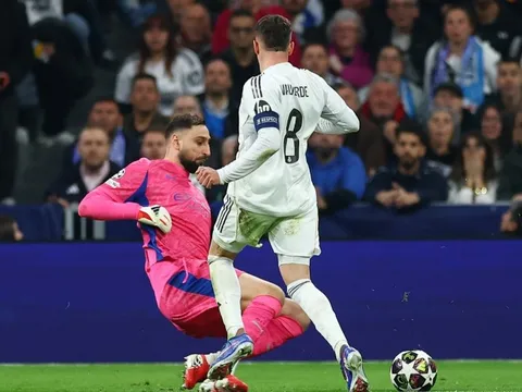 Donnarumma quên dùng tay trong vùng cấm