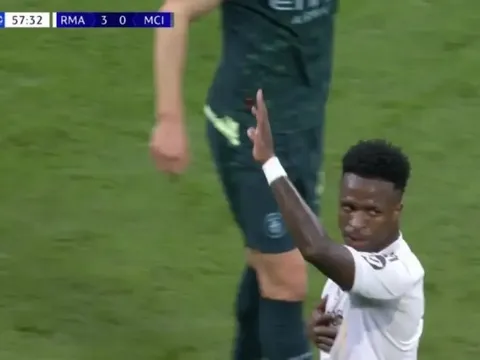 Phản ứng của Vinicius khi sút hỏng phạt đền