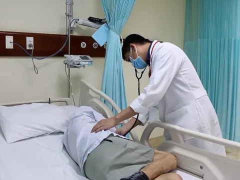 Cụ ông 80 tuổi suýt mất mạng vì tự cắt ống thông tiểu