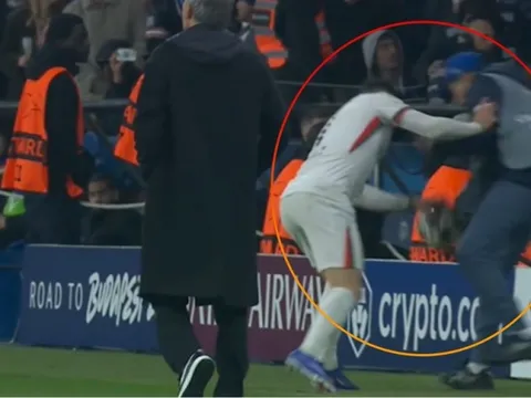 Pedro Neto gây tranh cãi khi đẩy ngã cậu bé nhặt bóng