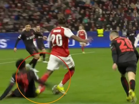 Quả phạt đền gây phẫn nộ của Arsenal