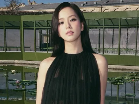 Choáng ngợp với sắc vóc của Jisoo (BLACKPINK)