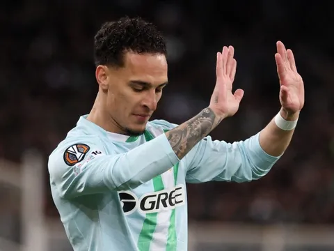 Antony bức xúc với đồng đội