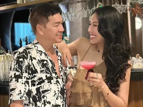 Khoảnh khắc tình tứ giữa nghệ sĩ Quang Minh và vợ 9X