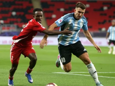 Chiến sự leo thang, Qatar vẫn cho bóng đá trở lại