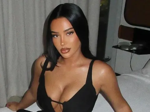 Bạn gái Bellingham gợi cảm