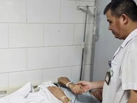 Ăn vài miếng cá chình, nhóm du khách tê buốt toàn thân