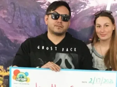 Linh cảm bất ngờ giúp người đàn ông trúng số 1 triệu USD