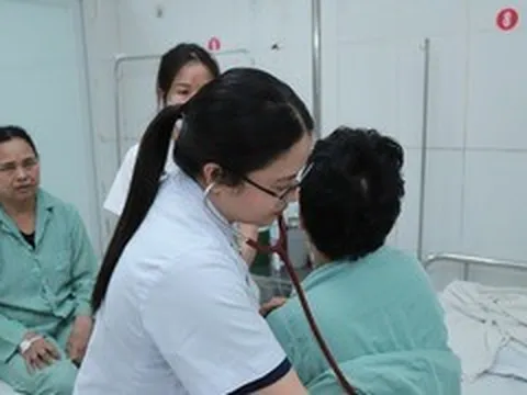 Bảng lương bác sĩ dự kiến từ 1/7 khi lương cơ sở tăng 8%